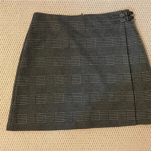 Vince Camuto size 6 a-line faux wrap houndstooth skirt in black / grey.